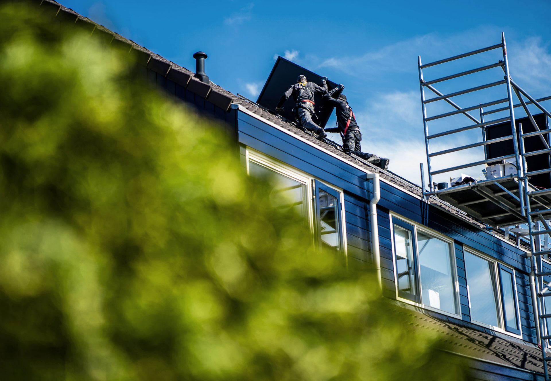 Zo monteert Zelfstroom zonnepanelen op platte en schuine daken